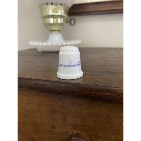 Vintage House Of Goebel West Germany "Grandmother" Porcelain Thimble Cottagecore - Picture 1 of 2